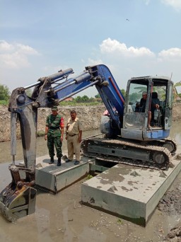 Langkah Tepat Perlancar Perairan Pertanian Babinsa Serka M.Khudori Memantau Normalisasi Pengairan
