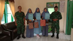 Koramil 0816/13 Wonoayu serahkan Sertifikat Kepada Siswi PKL/PSG SMK YPM 8 Sarirogo