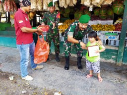 Danramil 0816/08 Jabon Dan Komunitas ILS Bagi-bagi Nasi Kotak