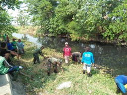 Koramil 0816/13 wonoayu Bersama Masyarakat Kerja Bakti Bersihkan Sungai