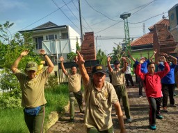 Kebersamaan Anggota Koramil 0816/11 Tarik Bersama Warga Masyarakat Dalam Acara Senam SKJ Di Desa Sebani