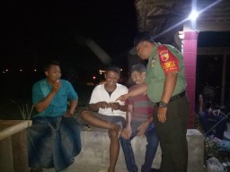 Babinsa Kedungrejo Komsos Dengan Warga Bahas Tentang Siskamling