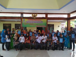 Babinsa Koramil 0816/08 Jabon melaksanakan Pendampingan Pelatihan Batik Tulis di Desa Kedungcangkring