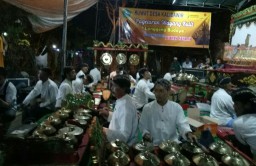 Babinsa Kali Dawir Hadiri Giat Acara Ruwah Desa Dengan Hiburan Pagelaran Wayang Kulit