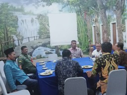 Babinsa Desa Kupang Menghadiri Kegiatan Pelatihan Untuk Aparatur Dan Lembaga Desa