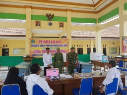 Anggota Babinsa 0816/13 Wonoayu Pantau Pemilihan BPD di Wilayah Binaannya