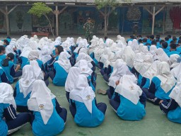 Pembentukan Disiplin Dan Loyalitas, Babinsa Kodim sidoarjo Latih PBB diSMA 1 PGRI