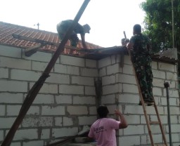 Kebersamaan Anggota Koramil 0816/11 Tarik Memperbaiki Makoramil Sebagai Bentuk Kepedulian Lingkungan