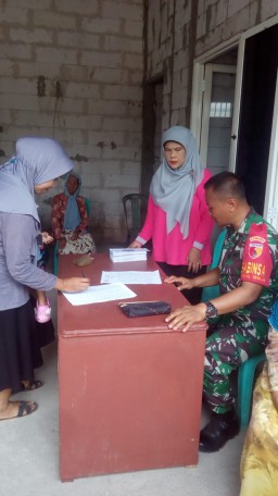 Babinsa Sertu Indro Setiyawan Desa Dukuhsari Hadiri Posyandu Balita Dan Pemberian Vitamin.