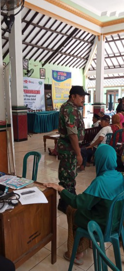 Babinsa koramil0816/10 Balongbendo koptu dodik sugeng hadiri pengobatan gratis