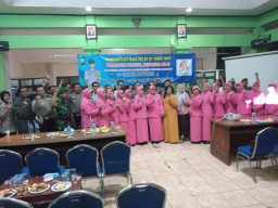 Peringati Hari Ibu, Polsek Krian bersama Forkopimka wilayah Barat Nobar Film Surga Kecil di Bondowoso.