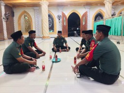 JALIN KEBERSAMAAN DANRAMIL 0816/04 PORONG MENGAJAK ANGGOTANYA BERDISKUSI DI MASJID