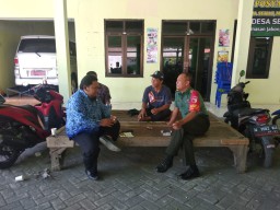 Babinsa Koramil 0816/08 Jabon Peltu Sudaryanto Komsos Dengan Perangkat Desa