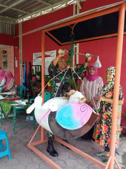 Babinsa Koramil 0816/13 Wonoayu Dampingi Posyandu