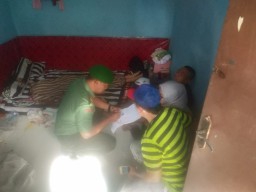 Babinsa Koramil 0816/01 Desa Jati bantu evakuasi warga binaannya meninggal dunia