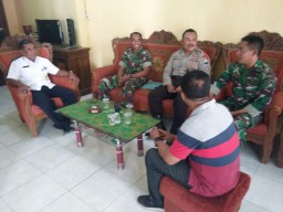 Anggota Koramil Tarik dan Anggota Polsek Melaksanakan Anjangsana Sebagai Sarana Komsos