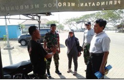 Babinsa Desa Kedungpandan Koramil 0816/08 Jabon Komsos Dengan Pokdarwis.