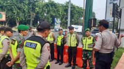 Anggota Koramil 0816/03 Buduran senergitas dengan instansi terkait dalam rangkah PAM Malam Natal 2019