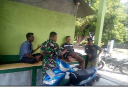 Babinsa Koramil 0816/08 Jabon Komsos bersama masyarakat sekitar.