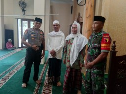 Babinsa koramil 0816/01 melaksanakan sholat jumat bersama warga