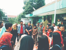Kebersamaan Anggota Koramil 0816/11 Tarik Bersama ILS Dalam Acara Baksos Di Wilayah Kecamatan Tarik