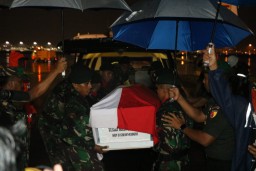 Danramil 0816/18 Sedati Hadiri Upacara Penyambutan Jenazah Alm Pratu Anumerta Tegar Hadi Sentana Korban Jatuhnya Helly MI 17 TNI AD