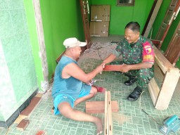 Serka M Soleh Koramil 0816/08 Jabon Jalin silaturahmi Dengan Tukang Kayu