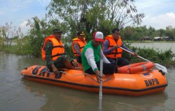 Danramil 0816/06 Tanggulangin Bersama Tiga Pilar Melaksanakan Penelusuran Sungai Pasca Banjir