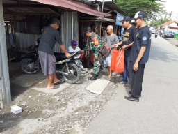Anggota Koramil 0816/10 Balongbendo beserta ILS,DNY,SR Bagi Nasi gratis untuk yang membutuhkan