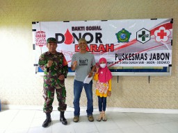 Personil Koramil 0816/08 Jabon ikut serta Donor Darah Di Puskesmas Jabon