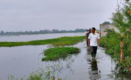 Danramil 0816/06 Tanggulangin Bersama Forkopimka Meninjau Kembali Lokasi Pasca Banjir Di Desa Kedung Banteng dan Banjar Asri