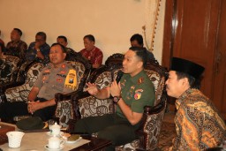 Dandim 0816/Sidoarjo berikan langkah optimalisasi penanganan banjir di wilayah Kab. Sidoarjo bersama forkopimda Sidoarjo