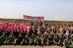 Cegah Longsor dan Banjir, Puluhan Anggota TNI dan Polri Sidoarjo tanam rumput Vertiver di Jabon