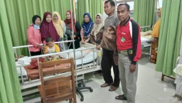 Bentuk Perhatian Terhadap Anak Anggota yang Sakit, Danramil 0816/13 Wonoayu Diwakili Bati Bhati TNI Besuk Di Rumah Sakit