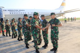 Komandan Kodim 0816/Sidoarjo menyambut kunjungan Kasum TNI