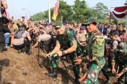 Tingkatkan sinergitas, Penanaman 60.000 batang rumput vertiver oleh Kabaharkam Polri dan Jajaran TNI, Forkopimda dan masyarakat Sidoarjo