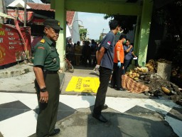 Danramil 0816/01 dan Babinsa Magersari mengecek TKP korban pembunuhan