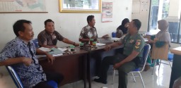Persiapan Pilkades,Babinsa Koramil 0816/12 Prambon koordinasi dengan pihak Panitia Pilkades