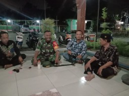 Babinsa 0816/10 Balongbendo Komsos dengan Masyarakat