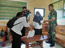 Cegah Penyebaran Covid-19, Koramil 02/Candi Terima Bantuan Masker Dan Hand Sanitizer