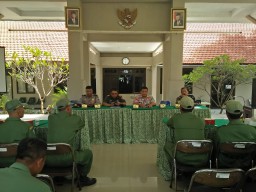 Jelang Pilkada Dan Pilkades Serentak, Danramil 02/Candi Beri Pelatihan Anggota Linmas