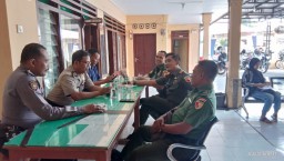 Menjaga Kondusifitas Wilayah, Danramil 0816/11 Tarik Jalin Komsos Ke Polsek Tarik