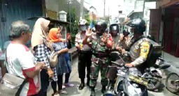 Babinsa koramil 0816/01 bersama bhabinkamtibmas Sosialisasi Pencegahan Covid-19.