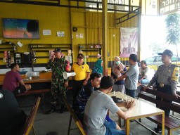 Sertu I Nengah Medal Bersama Forkompimka Krembung Laksanakan Sosialisasi Pencegahan Penyebaran Covid 19 Corona