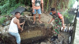 KEPEDULIAN BABINSA BERSAMA WARGA KERJA BAKTI BERSIHKAN SELOKAN