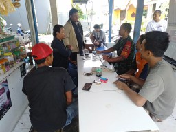 Serka M Soleh Babinsa Koramil 0816/08 Jabon Tetap Jaga Hubungan Yang Harmonis Dengan Warga Binaannya.