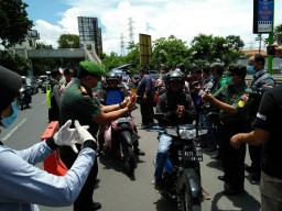 KORAMIL 0816/16 WARU SOSIALISASI MENCEGAH VIRUS CIRONA DI JL. A YANI SIDOARJO
