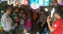 Babinsa Koramil 0816/06 Tanggulangin Sosialisasi Virus Corona Bersama Bhabinkamtibmas Kepada Masyarakat