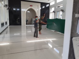 Babinsa 0816/01 Bluru kidul Pelda Sutikno penyemprotan Disinfektan di wilayahnya