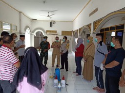 Babinsa 0816/01 kelurahan celep Serka suparno penyemprotan Disinfektan di Masjid dan Mushola